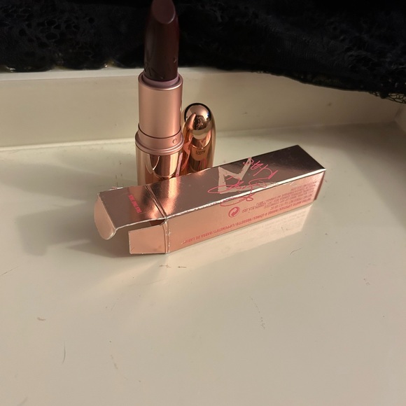 Luxurious Dark lipstick it was limited edition Gorgeous color - Picture 3 of 4